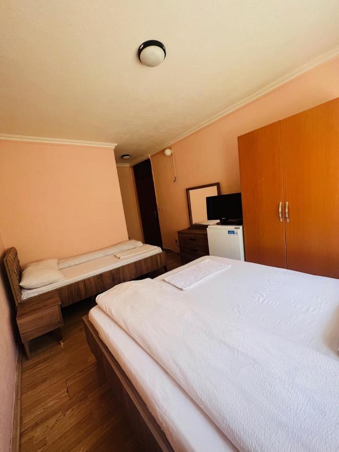 Guest House Velania Pristina Exterior foto